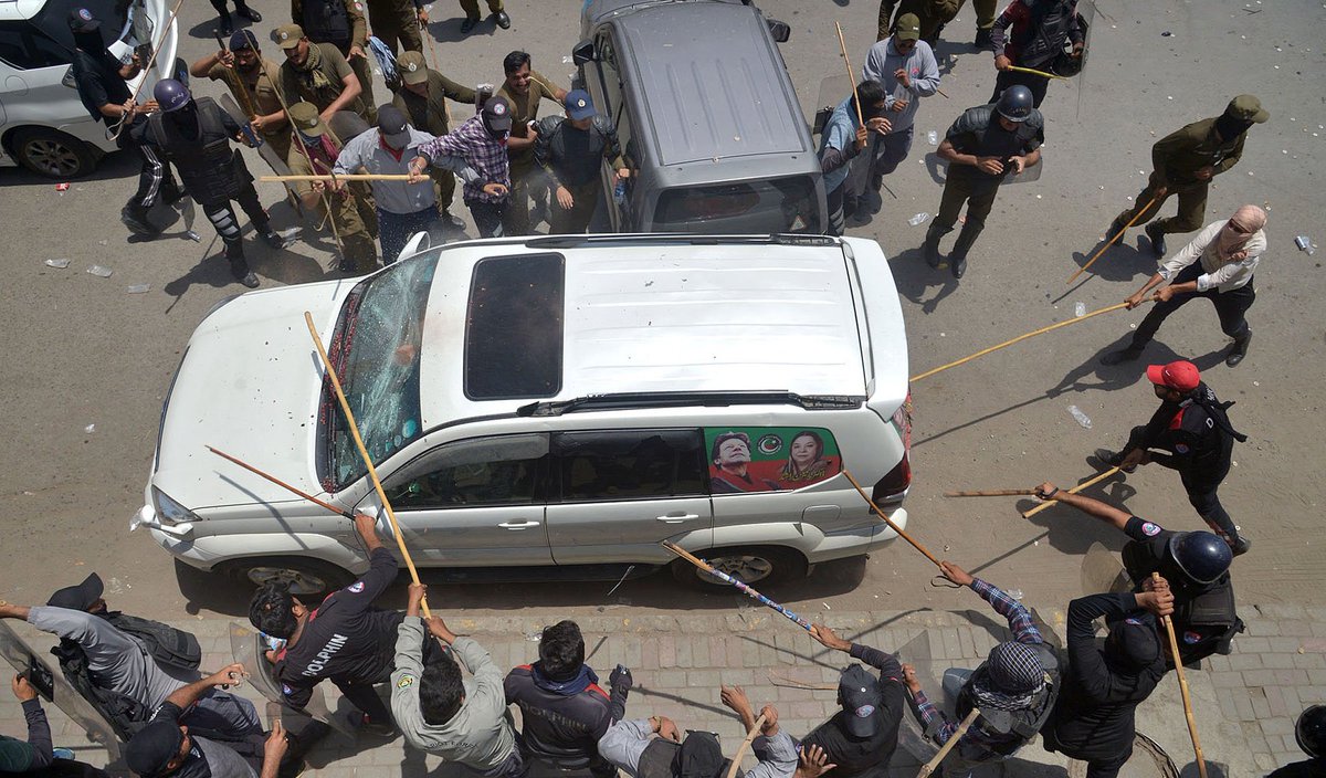 وردی والے ڈرتے ہیں ایک بہتی خاتون سے۔ صنف آہن یاسمین راشد کے چاہنے والے اس تصویر کو ضرور ریٹویٹ کریں۔  <a href="/Dr_YasminRashid/">Dr. Yasmin Rashid</a>