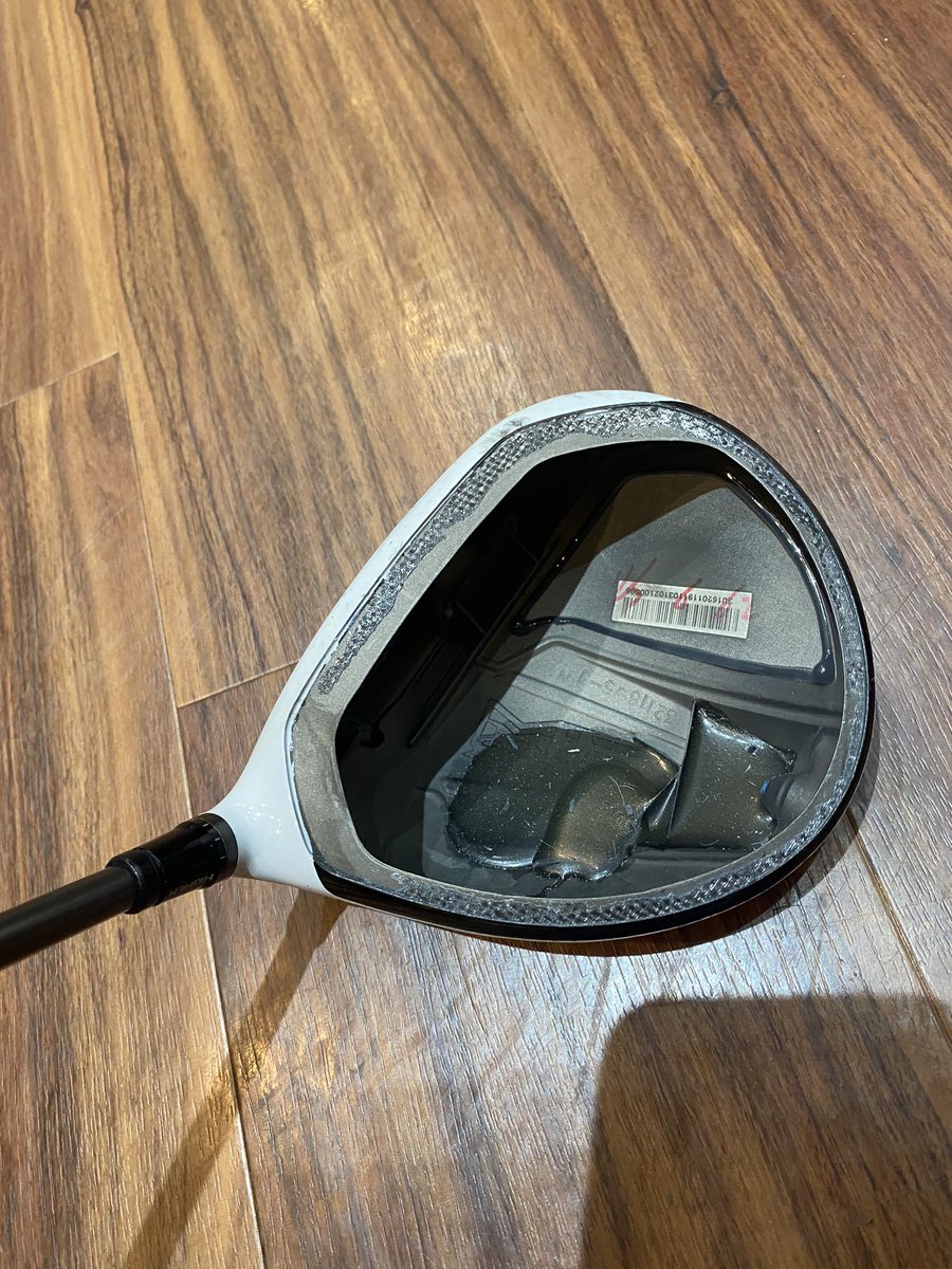 ayapaso_golf's tweet image. 私のではないですが、パッカーンです。こうなったの2個目です。使用期間3年、初心者様から上級者様まで週6日使うとやはり限界な時期でしょうか🫥
#ゴルフ #simmax