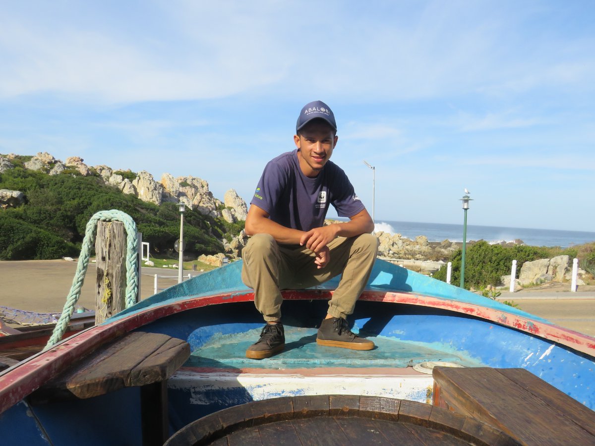 OceanWitnessOrg's tweet image. “I believe that if we stand together as a community, we make South Africa a better place.” 🇿🇦
Marcelin is a youth leader working with @WWFSouthAfrica and his community to protect coastal and marine life, using new technologies🌊
➡️Read Marcelin's story: oceanwitness.org/stories/ocean-…