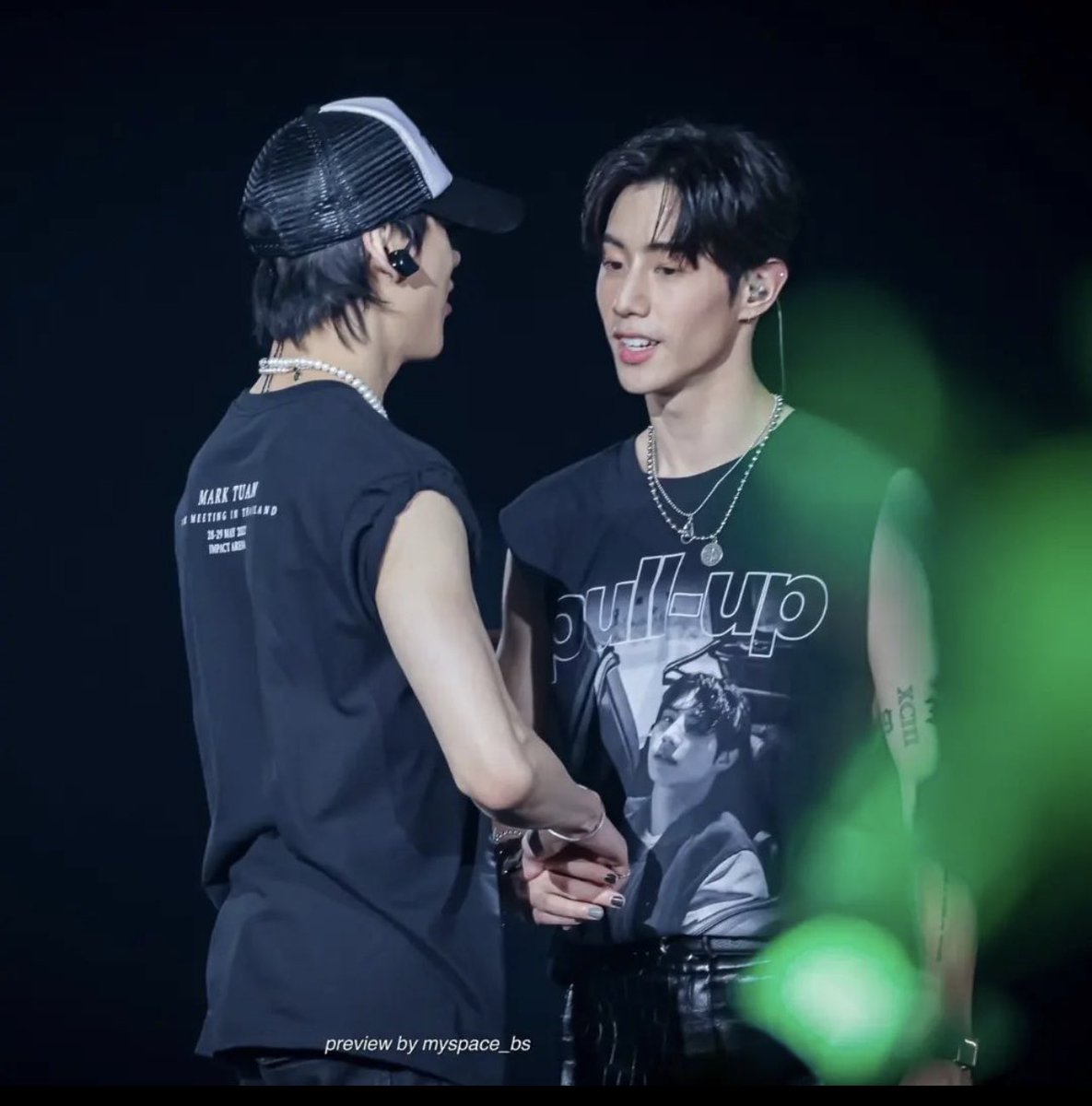 NobilityNoon's tweet photo. อยู่เคียงข้างกันแบบนี้ตลอดไปเลยน๊าาาา💚
#MTBB❤️💜
#PULLUPwithMarkTuan
#Mark #BamBam #GOT7 https://t.co/RrNbdCmKr4