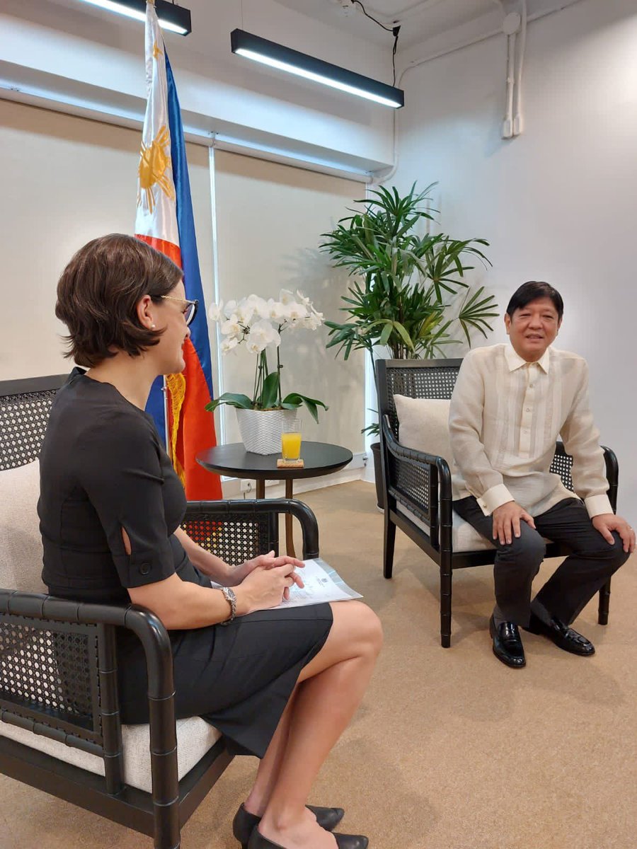 LaureBeaufils's tweet photo. It was a great honour to meet President-elect @bongbongmarcos today. I presented him with a letter of congratulations from @BorisJohnson. We discussed the strong friendship between 🇬🇧 &amp; 🇵🇭 &amp; joint priorities inc economic development, climate, peace &amp; stability . https://t.co/epy7S0nwYk
