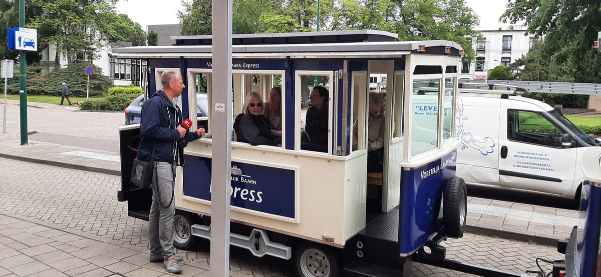 hanswijbrands's tweet photo. Wij rijden nu door het koude Baarn met een volle VB Express met Canadese toeristen die dagje Baarn doen. Ze worden nu geïnterviewd door @HoogendijkKees en ze hebben ook onze mayor @BmBaarn gezien. @blijmetbaarn zijn we. https://t.co/nKgN57dloa