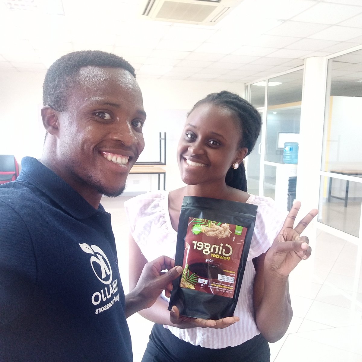KibajjoBoy's tweet photo. The PR lead @OutboxHub tagging along with the #Kibajjo best Natural Ginger. Thanks
@kyofuna_cynthia for your orders and referrals.
#HappyCustomer
#OngroundDelivery
#MondayAtWork https://t.co/5LIyFTkkcB