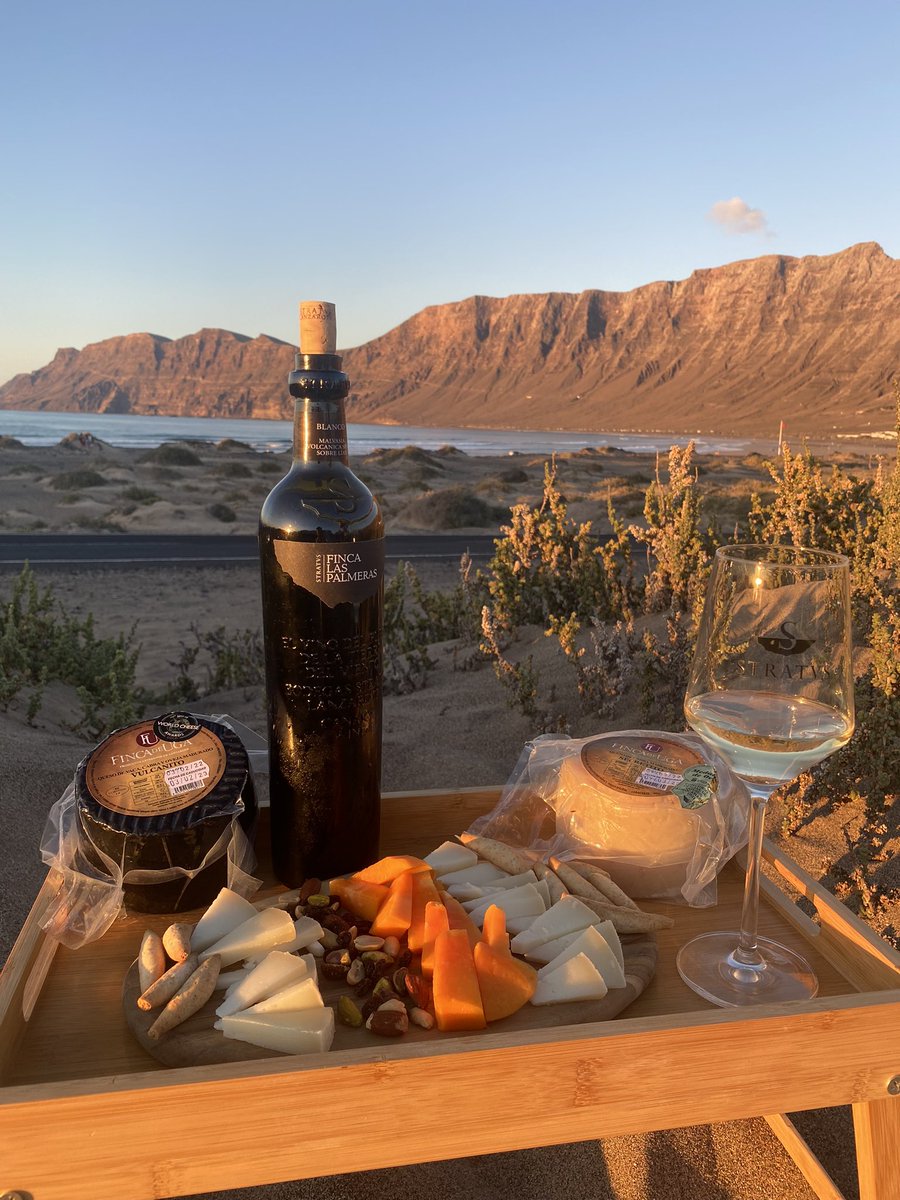 Finca_de_Uga's tweet photo. Disfrutar de una tabla variada de quesos, una copa de vino blanco de Lanzarote, caminar descalzo por la playa, ir en cholas todo el año… la felicidad se esconde en esas pequeñas cosas del día a día y ser canario es una de ellas 🇮🇨¡Feliz Día a todos! https://t.co/Up9IGsZpuO
