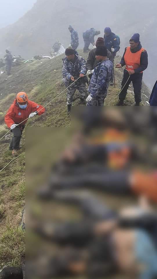 MotiItani's tweet photo. Security personnel are collecting the bodies of those killed in a Tara Air plane crash. Tara Air 9N-AET Twin-Otter aircraft flying for Jomsom crashed on Sunday morning at Sanosare Bhir in Thasang Gaonpalika-2, Kowang, Mustang. https://t.co/GEFBzj0hae