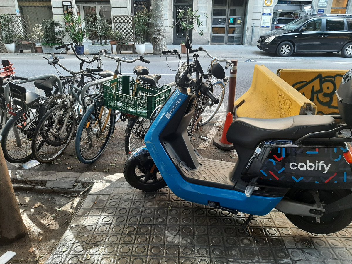 AMPADiputacio's tweet photo. Bon dia @Bcn_Eixample @paugv87 A l'alumnat de l'Escola Diputació li agradaria poder fer servir els pocs ancoratges de bicis que tenim. Però o bé estan plens de brossa o blocats per empreses privades. @barcelona_010 https://t.co/8xOc93wSmu
