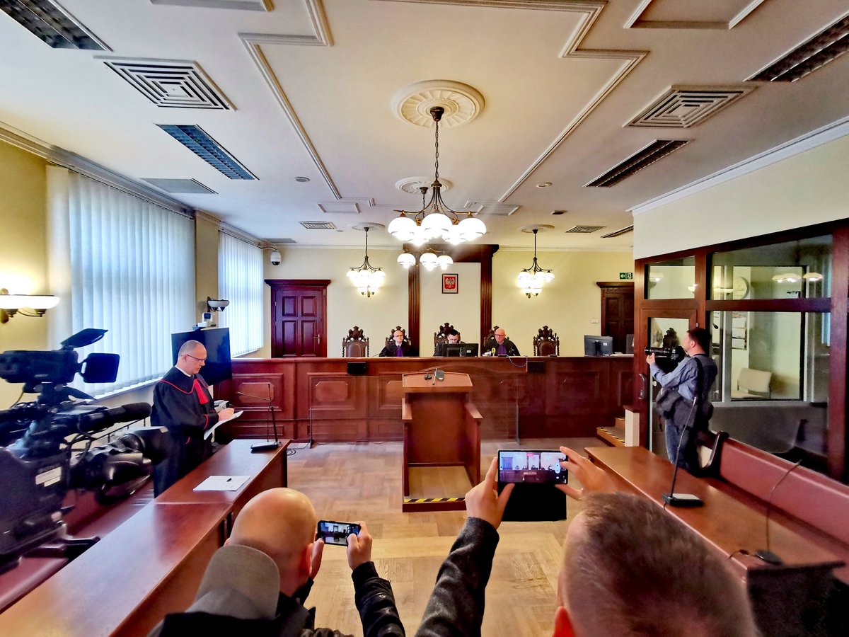 Jest prawomocny wyrok ws #AmberGold. Kara 15 lat więzienia dla Marcina P utrzymana, kara 12.5 roku dla Katarzyny P zmniejszona o rok. Sąd apelacyjny stwierdził że sąd pierwszej instancji ocenił sprawę prawidłowo. Twórcy finansowej piramidy nie pojawili się na sali. <a href="/TOKFM_NEWS/">Informacje TOK FM</a>