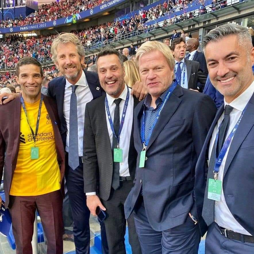 If ever anyone needed a true definition of "photobombing" it should read: 

A calamity in yellow walking into a photograph of four of the best goalkeepers of the modern era.