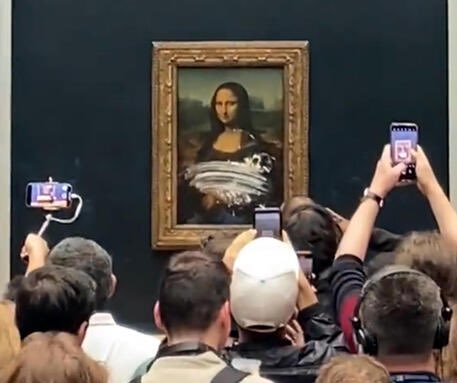 marcoripoldi's tweet photo. Anche secondo me ha un’aria un po’ altezzosa, ma non a tal punto da tirargli una torta in faccia. #Gioconda #torta #Louvre https://t.co/1WY9lJFbji