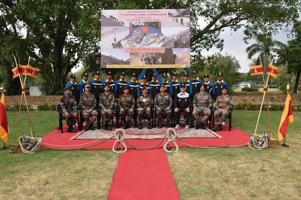 Jkra_Group's tweet photo. #Tribute to the indomitable and unmatched spirit of #Indian_Army celebrate victory over COVID, trekking expedition to Mount Nun (7135m) flagged off on 30 May 2022 under the aegis of #Tiger_Division by #Lucky_Seventh
@adgpi
@westerncomd_IA
@NorthernComd_IA https://t.co/9XkSH7QGmI