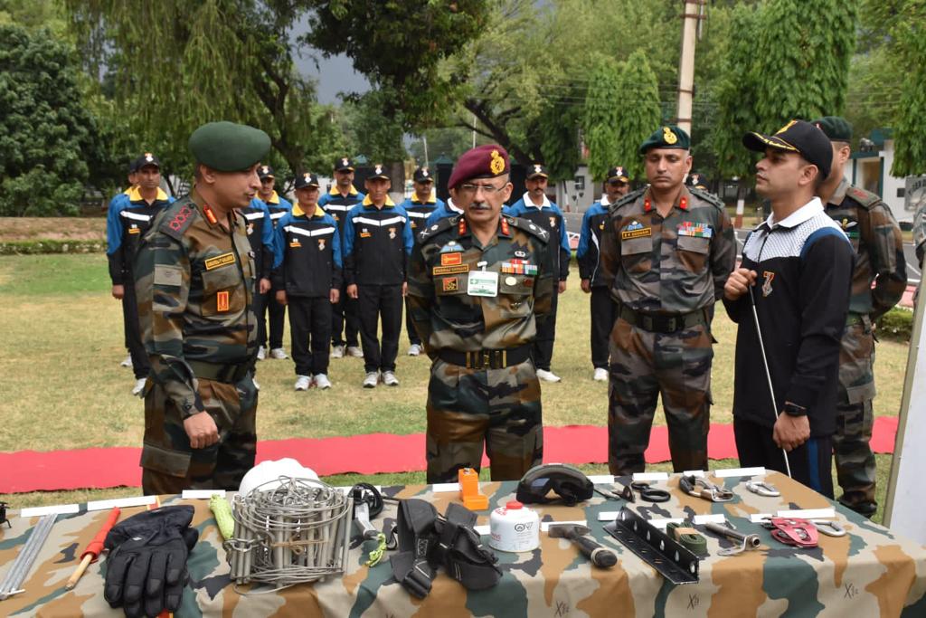 Jkra_Group's tweet photo. #Tribute to the indomitable and unmatched spirit of #Indian_Army celebrate victory over COVID, trekking expedition to Mount Nun (7135m) flagged off on 30 May 2022 under the aegis of #Tiger_Division by #Lucky_Seventh
@adgpi
@westerncomd_IA
@NorthernComd_IA https://t.co/9XkSH7QGmI