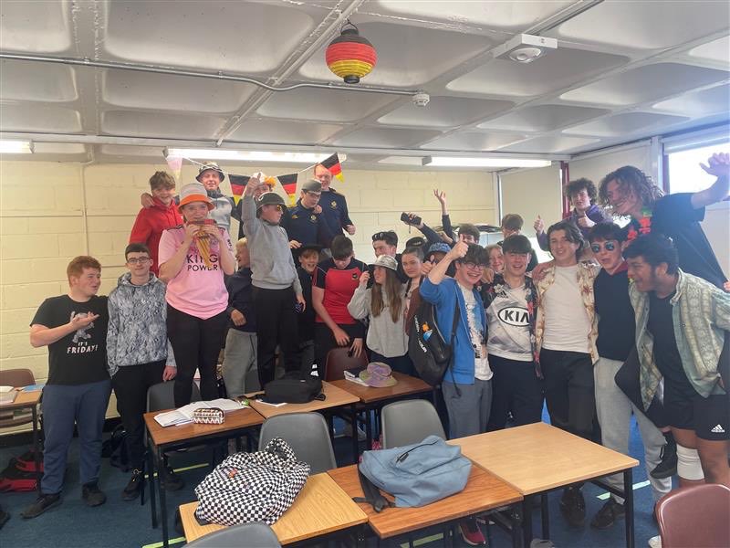 Skerries_CC's tweet photo. 3 De Valera surprised Ms Flanagan with a flash mob dance in their last English class today before they begin their Junior Cert exams.#flashmobdance #juniorcycle #englishclassvibes @DDLETBColleges @ddletb https://t.co/t1kCFw6tHL