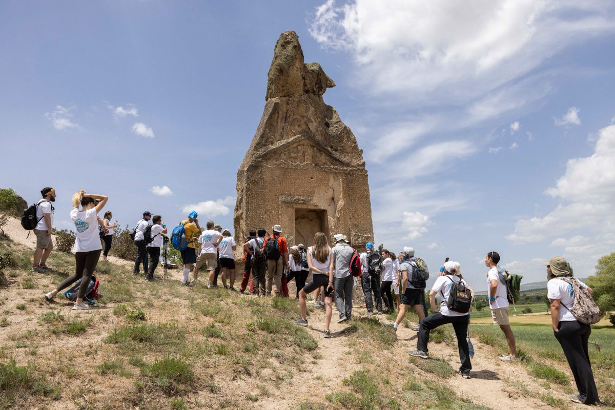 AtlasDergisi's tweet photo. Atlas ve Columbia, bu defa büyüleyici Frig Vadisi’nde buluştu. Atlas okurları, basın mensupları, sosyal medyadan isimler ve Columbia Outdoor Club üyeleri, binlerce yıllık tarihi Frig yollarında yürüdü, görkemli kaya anıtlarını selamladı.

📷 @emirkan_corut https://t.co/JskLItmegh