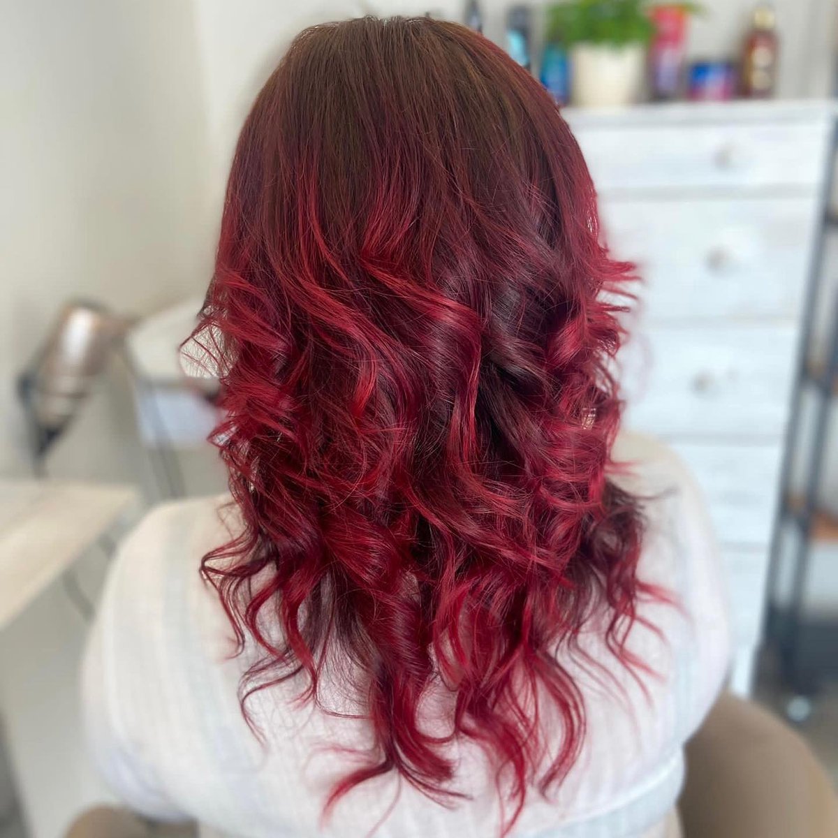 manicpanicnyc's tweet photo. How gorg are these red curls?! ❤️ Send to a friend that needs to try!!

(IG: murinehb )

#manicpanicnyc #manicpanic #manicpanicpro #redhair #redhairdye #brighthair #red #curls https://t.co/v1hytvU9Pn