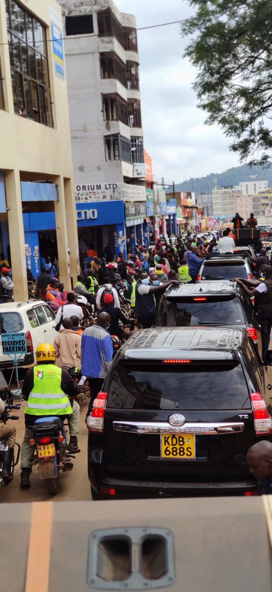 SimbaForum's tweet photo. Governor Simba Arati grand entry in Kisii to submit his nomination papers. The heavy convoy headed to IEBC this morning. Ni Mwanzo Mpya, Kisii Bora. #Inawezekana https://t.co/p2ZDH9Gxz7