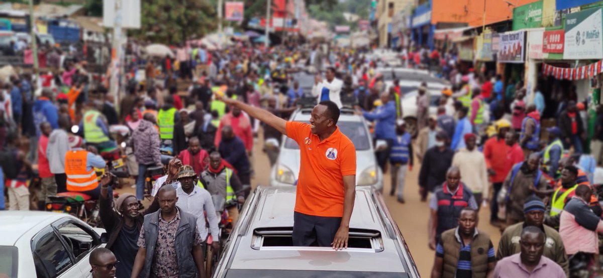 SimbaForum's tweet photo. Governor Simba Arati grand entry in Kisii to submit his nomination papers. The heavy convoy headed to IEBC this morning. Ni Mwanzo Mpya, Kisii Bora. #Inawezekana https://t.co/p2ZDH9Gxz7