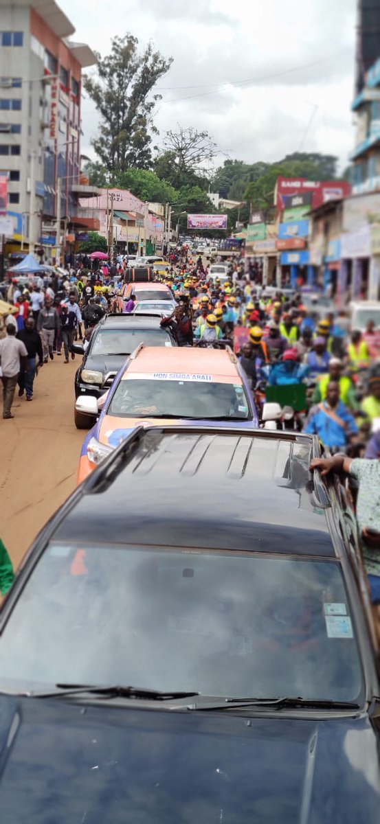 SimbaForum's tweet photo. Governor Simba Arati grand entry in Kisii to submit his nomination papers. The heavy convoy headed to IEBC this morning. Ni Mwanzo Mpya, Kisii Bora. #Inawezekana https://t.co/p2ZDH9Gxz7