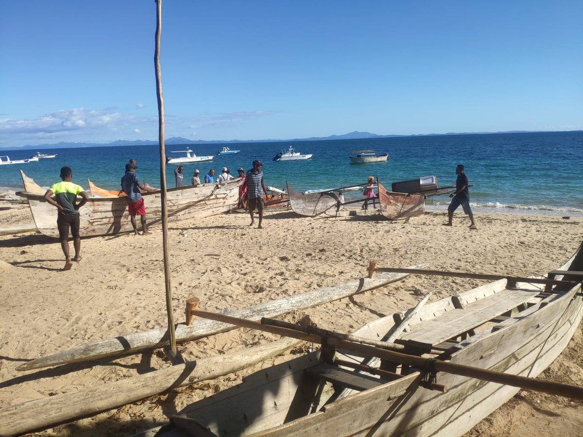 CROSS_SOI's tweet photo. Projet #SWIOFISH2, jour 3 : Synthèse des besoins des marins pêcheurs malgaches et planification des actions à mettre en oeuvre pour renforcer leur #securiteenmer avec notamment le Ministère Pêche & Économie Bleue, la Direction de la pêche, l'APMF, les @SauveteursenMer https://t.co/2EWGuoznmL