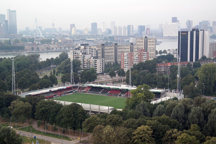 SANTOS_Magazine's tweet photo. Met een uitvak wat de helft van de Noordtribune inneemt is het kleine stadion van Excelsior een vreemde eend in de bijt. Eredivisie-waardig? https://t.co/aiTV1PbSTK