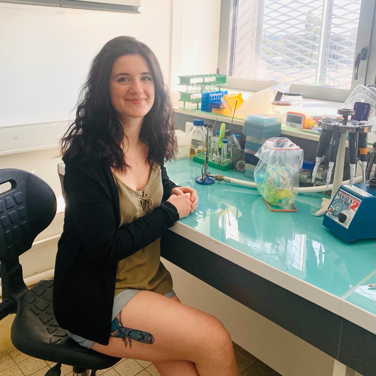 laBioauLabo's tweet photo. Hello 👋🏻 Je suis @BrualTyphaine et cette semaine je vous emmène avec moi dans mon quotidien de doctorante en génétique bactérienne 😃
C'est partiiii 🚗 (1/7) https://t.co/FltD43UcuS