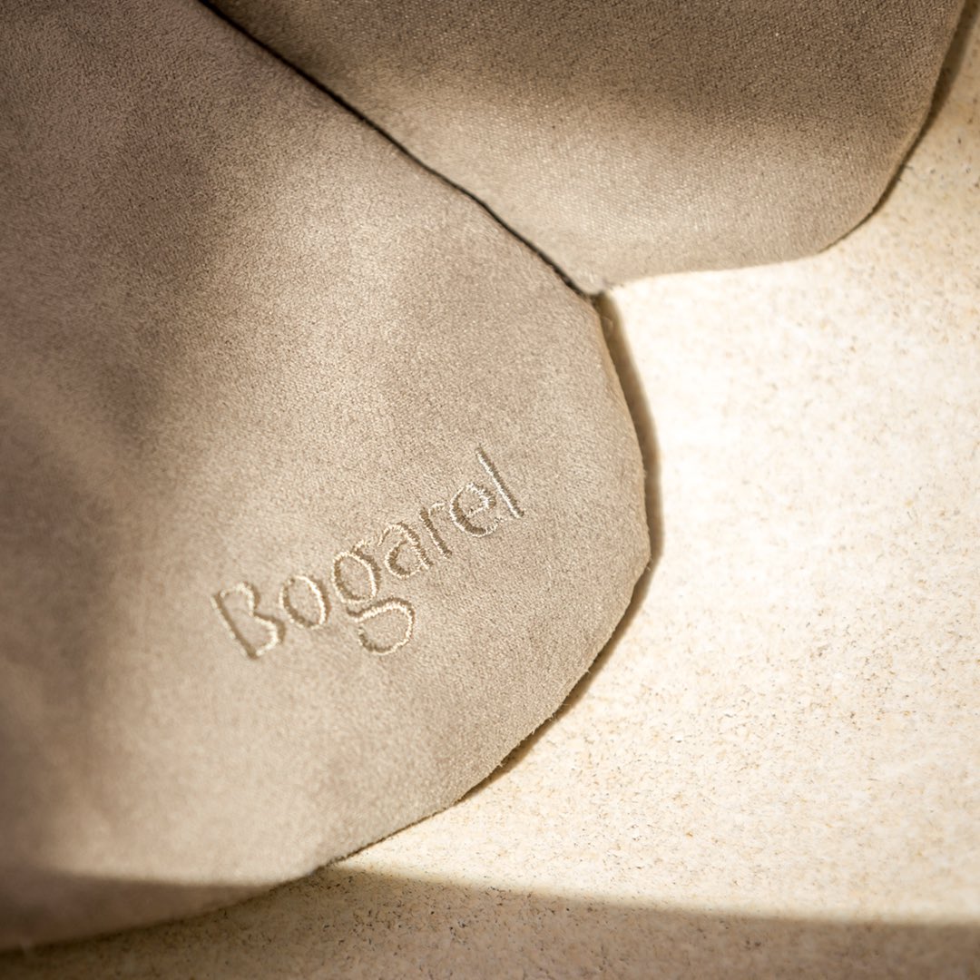 The velvet used for the Bogarel cushions and beds is made from recycled bottles. They are hand-sewn by seamstresses in Italy.

It is a soft and cat-friendly material on which the cat can lie comfortably.

Design by <a href="/sachalakic/">Sacha Lakic Design</a>

#design #interiordesign #catfurniture #homedesign