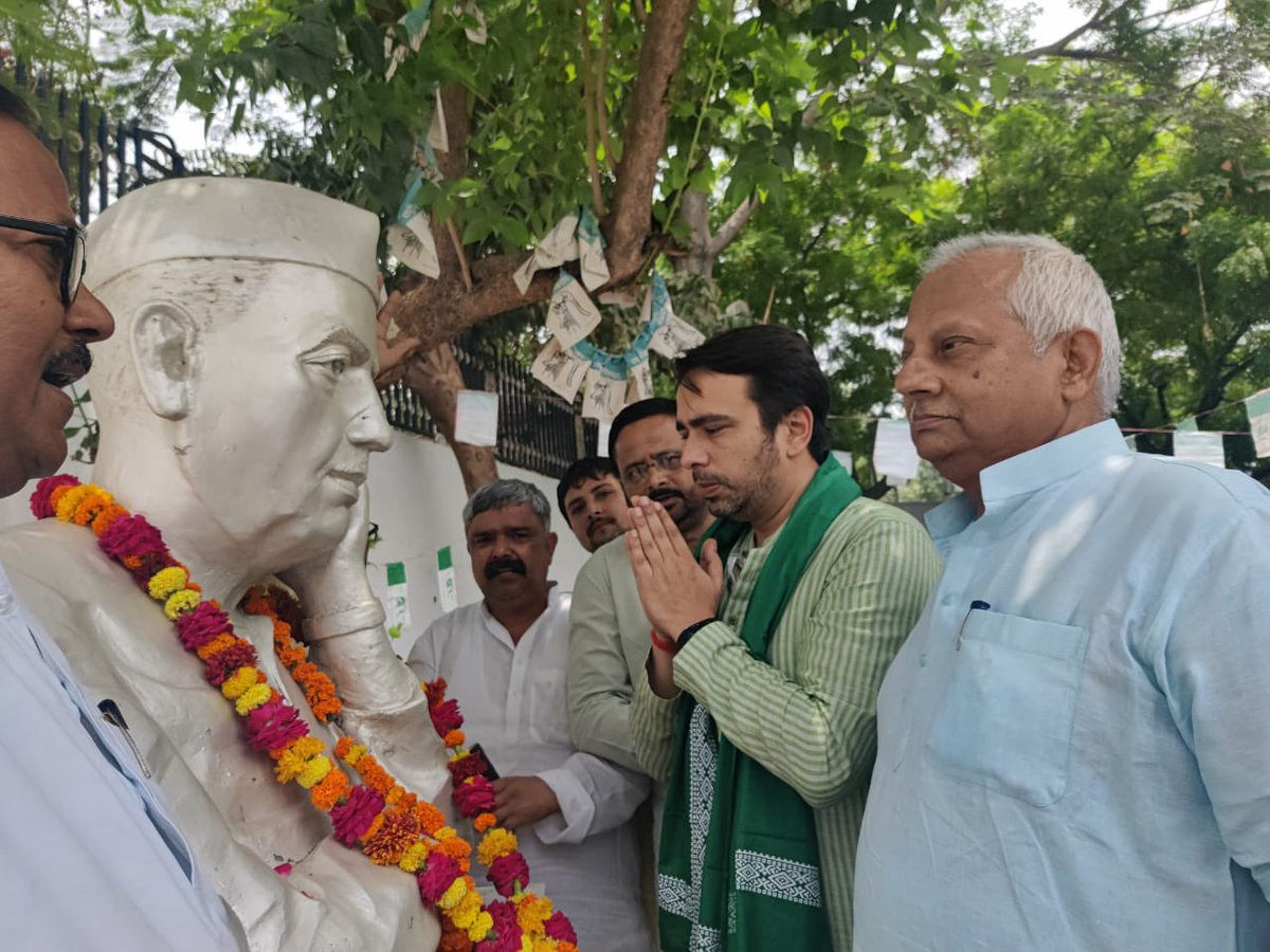 jayantrld's tweet photo. पुरखों का आशीर्वाद,सर माथे पर आपका विश्वास! https://t.co/dQaE4RQWUV