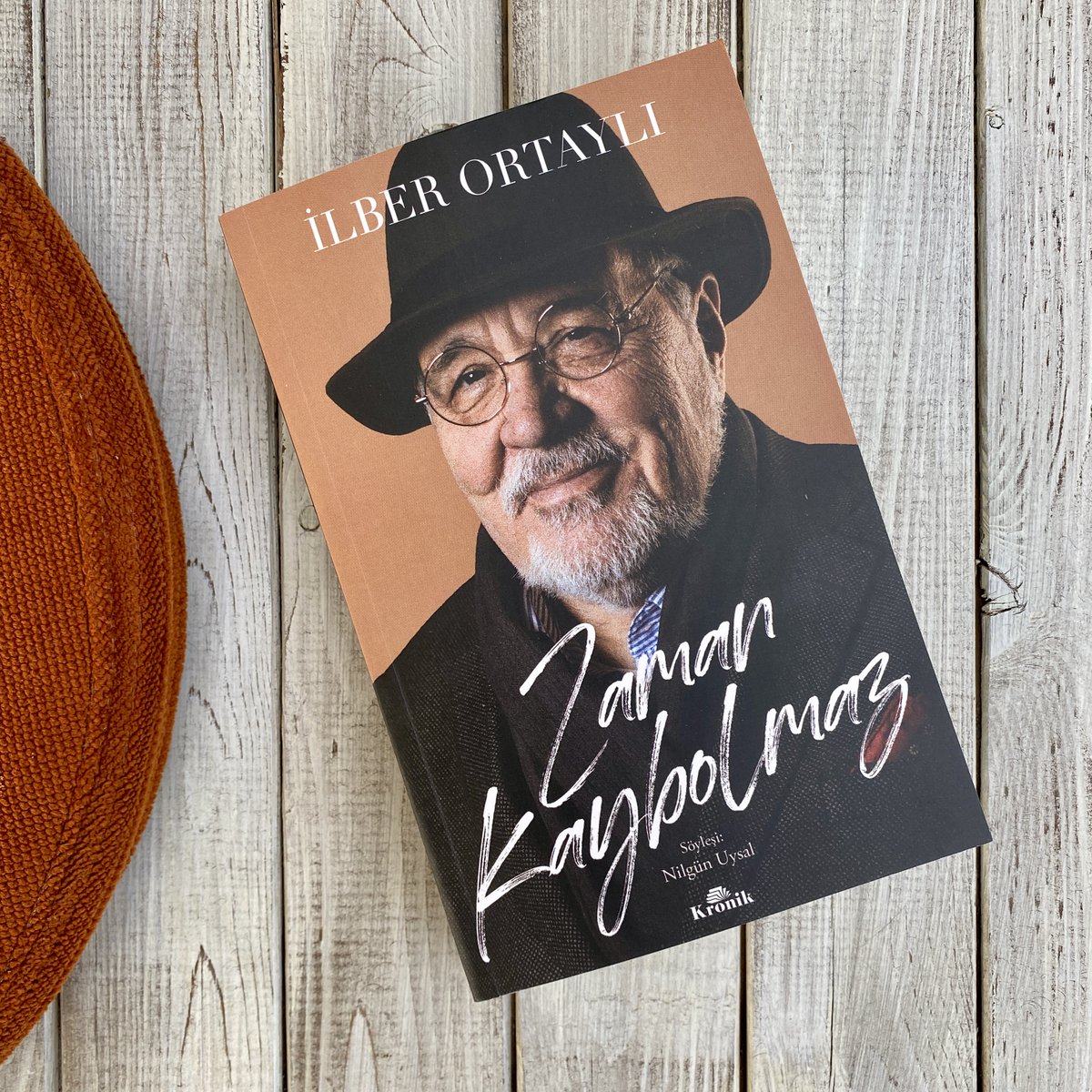 Yaşam tecrübesini paylaşmayı seven bir entelektüel İlber Ortaylı... Sadece tarihseverler için değil, ömrünü güzel biçimde yaşamak isteyenlere de bir rehber: Zaman Kaybolmaz... kronikkitap.com/kitap/zaman-ka…