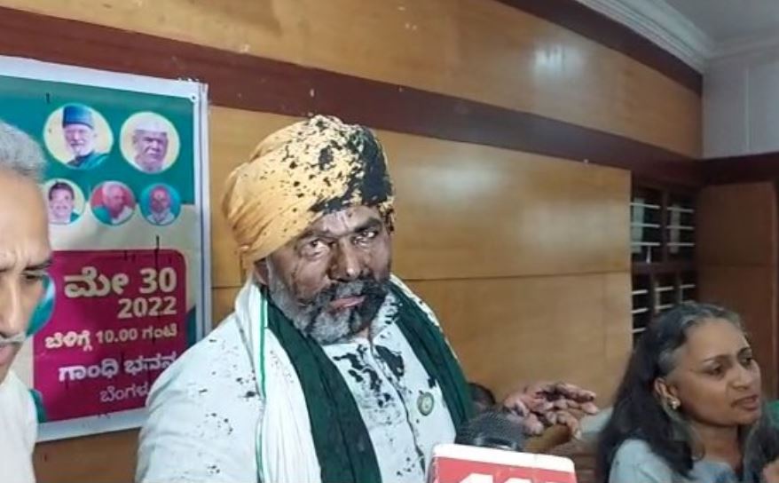 AmarUjalaNews's tweet photo. कर्नाटक म��ं किसान नेता राकेश टिकैत के ऊपर फेंकी गई स्याही, प्रेस वार्ता के दौरान घटी घटना
#RakeshTikait
https://t.co/y4eKAS7ZmH https://t.co/uEvvplvVpr