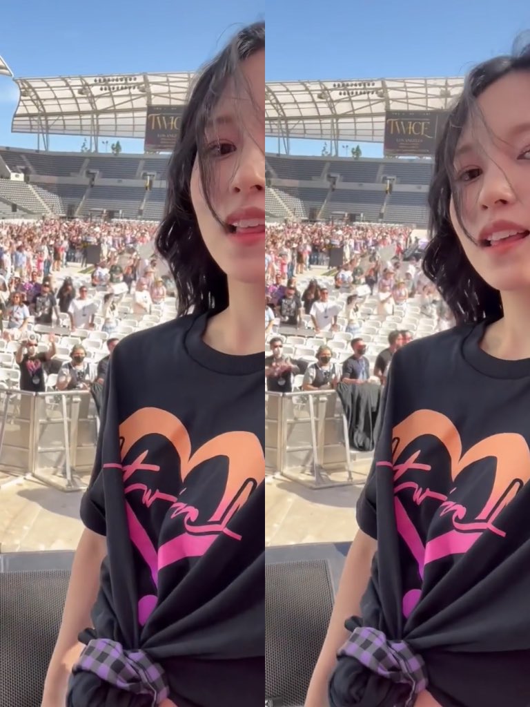 twicedaaamc's tweet photo. She tied her tshirt with her hair tie 🙉🧎🏻‍♀️ https://t.co/TimQlDNIY5