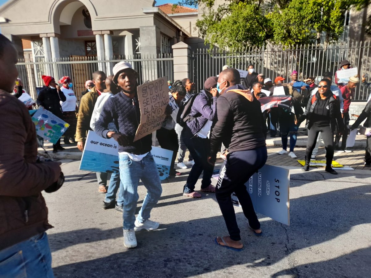 greenpeacedurbs's tweet photo. #ToHellWithShell
#OurOceanIsNotForSale
Happening now outside the Gqeberha High Court..
#PeoplePower ✊🏼
#ProtectTheOceans https://t.co/7ZBVVaH7oF