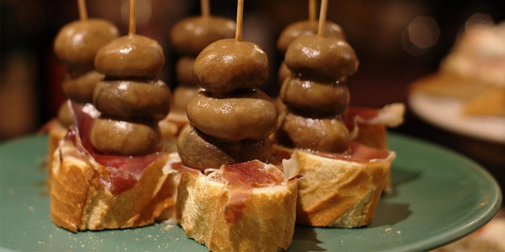 TurismoVitoria's tweet image. 🍽️ Ba al dakizu #Gasteiz #Gastronomia ren Hiriburu Nazional izendatu zutela 2014an? Bertako produktuek, tradizioak eta talentuak eskaintzen dute #janari ona eta bertako #ardoak gurtzen dituen eskaintza. ➡️ v-g.eus/2TC1zbe 🍷🍴🍲
 
#turismojasangarria #turismogastronomikoa