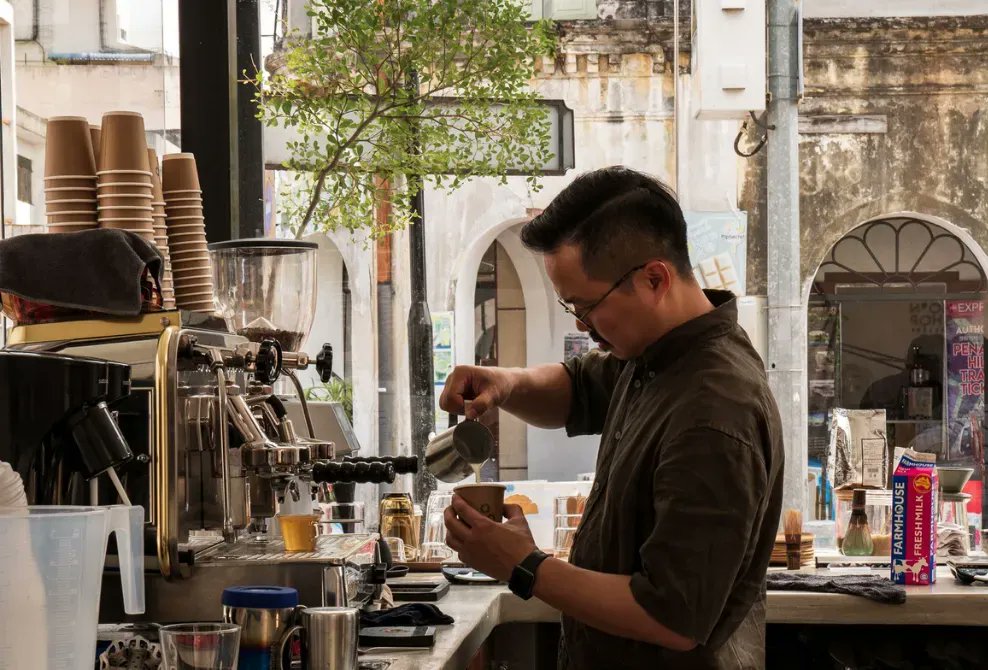 Globaldotmedia's tweet photo. Traditional wisdom says that #CustomersAlwaysComeFirst. This article argues the obvious: You need #HappyStaff to deliver great #CustomerExperiences. It gives #Pay & #Training as #Motivators. See Why I Believe Employees, Not Customers, Should Come First @ https://t.co/fXpcUj9Ckj https://t.co/eIWVG7A8Vf