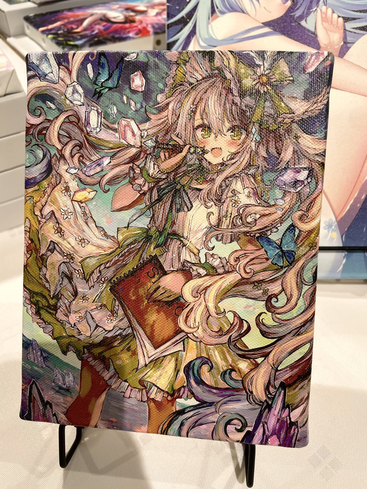 絵守未來 Miku Emori Iwグッズ何を買おうか迷ってる方 キャンバスアートもおすすめです 発色良く印刷された キャンバスは2サイズあるのでおしゃれに壁飾りするのも 既製品のスタンドに立て掛けるのもかわいいです キャンバスの質感がハッキリ出る