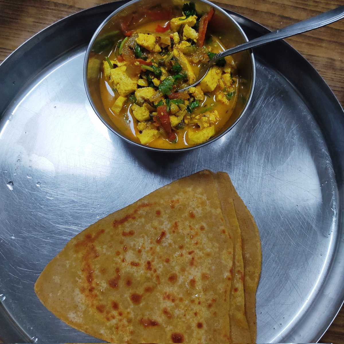 maury_prashant's tweet photo. Had paranthe and paneer sabzi in the lunch. 😋
#Cooking #Paranthe #paneer https://t.co/kue1opunxn