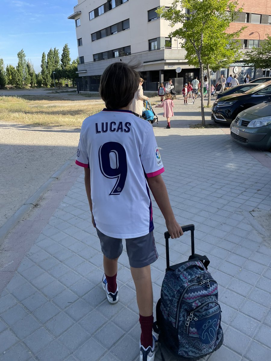 Hoy en Madrid todos niños con la camiseta del Real Madrid, pero había uno que tenia claro que tenía que ir con su camiseta del @realvalladolid El sentimiento es innegociable #pucela #PucelaEsDePrimera #AupaPucela #RealValladolid