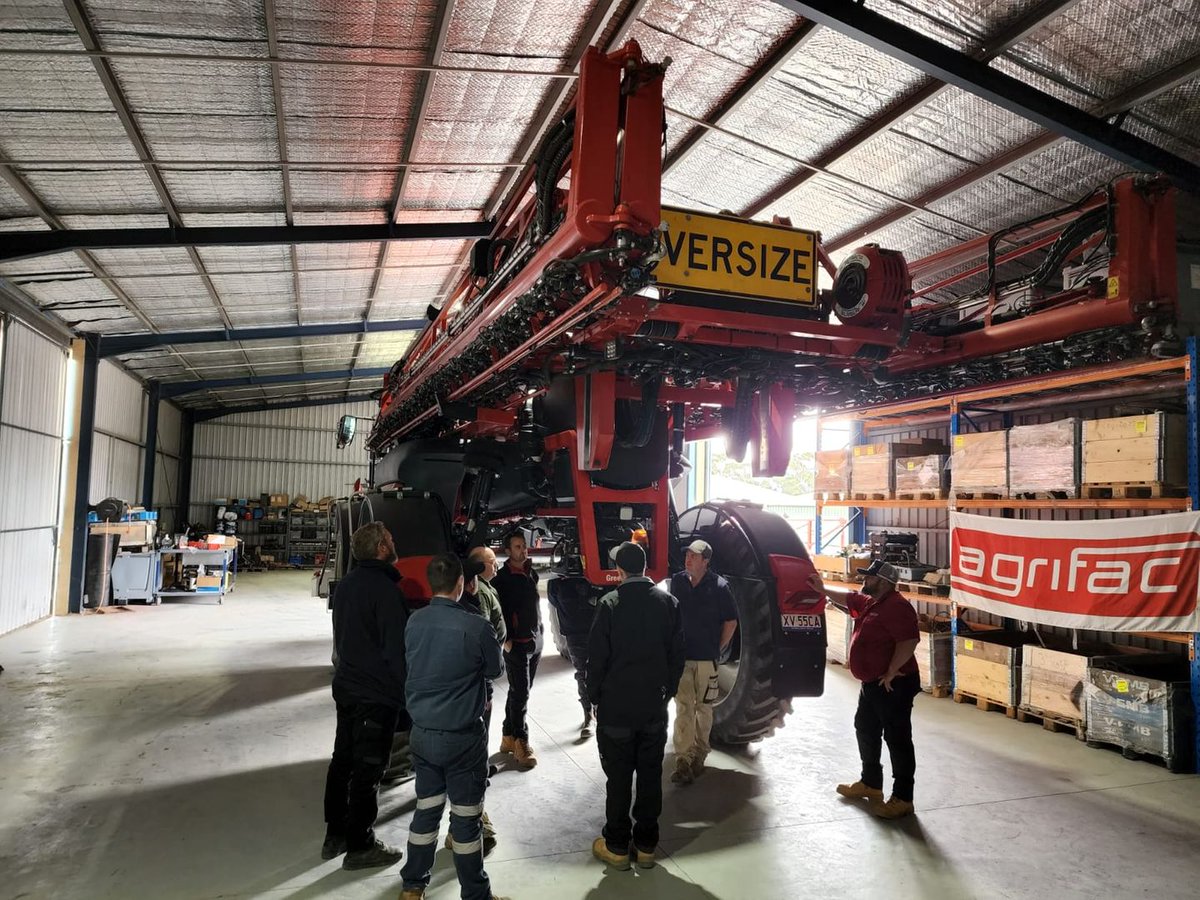 AgrifacAU's tweet photo. Our new #distributionfacility in #Horsham, #VIC๐made for the perfect classroom - especially when it came time to put theory into practice with a few of the machines in the warehouse! Thanks to #AgrifacAU #ServiceManager James Smart for leading the training ๐ช (2/2) https://t.co/DinW2r9rQ8