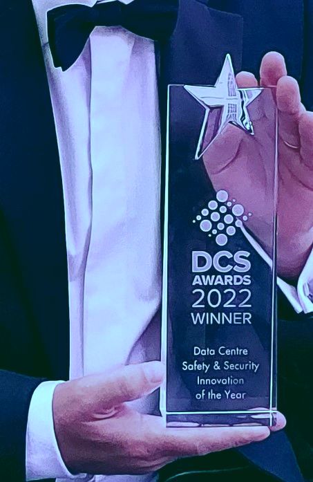 posch07's tweet photo. Daxten und JLG Power Towers haben den DCS Award 2022 in der Kategorie „Data Center Safety &amp; Security Innovation of the Year“ gewonnen. Wie einfach genial der ausgezeichnete PecoDC Lifter Ihr Arbeitsleben im #Rechenzentrum erleichtern kann, erfahren Sie auf https://t.co/NubMMu1QzF https://t.co/NKyz29hFs3