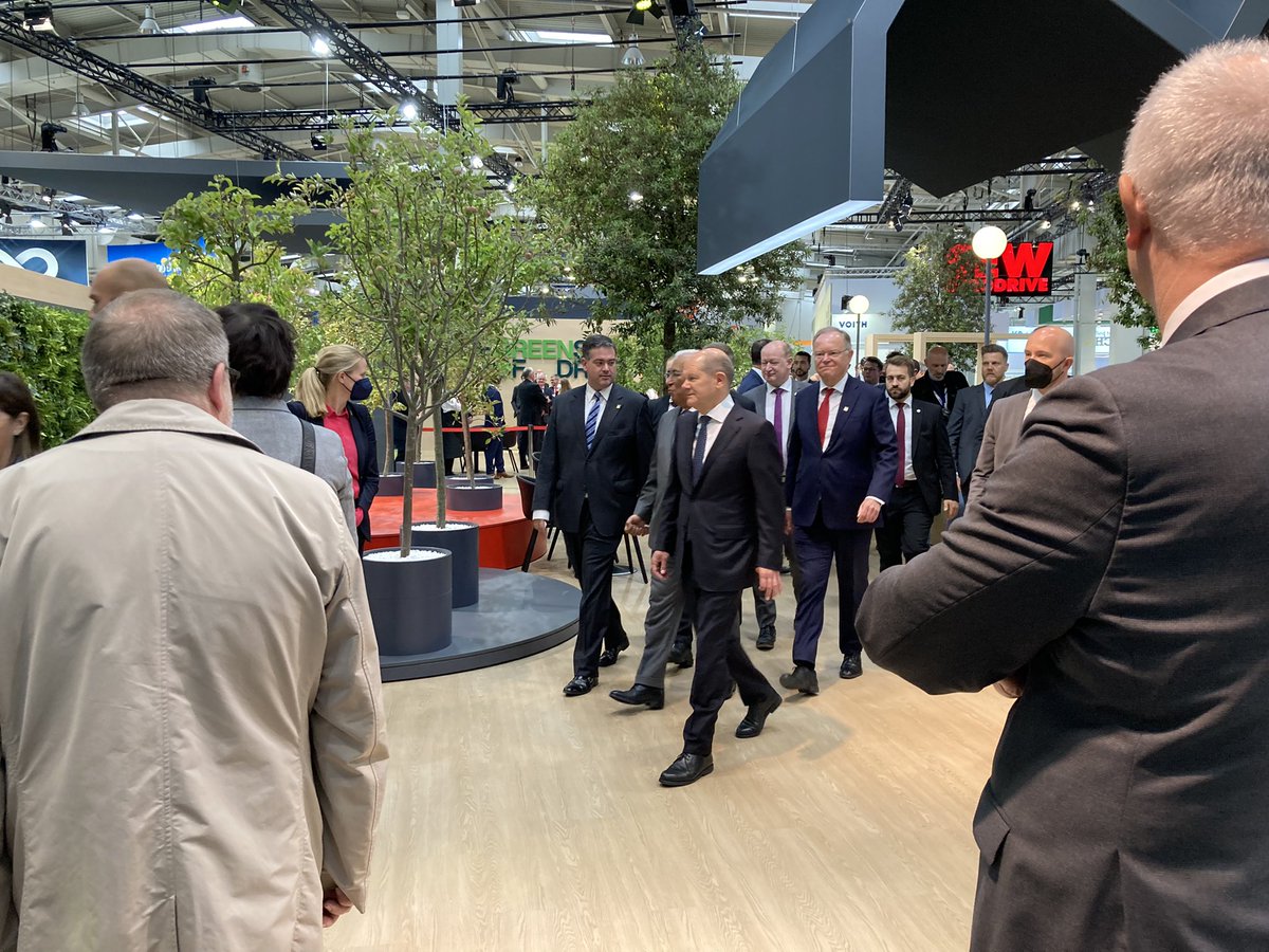 Der #Bundeskanzler Olaf Scholz lässt sich bei uns auf der #HM22 emissionsfreie, urbane Logistik erklären