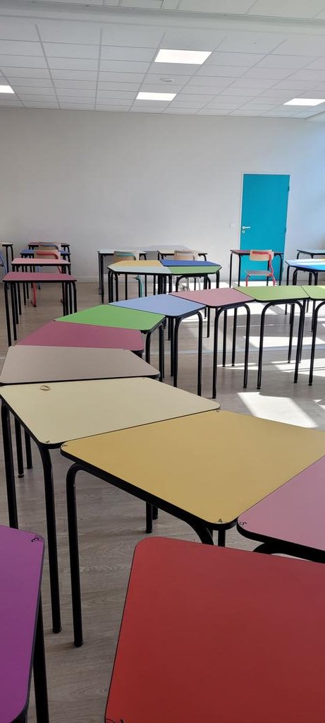 COURTINAlexan1's tweet photo. Livraison du nouveau mobilier de la permanence #colormonday #programmecache https://t.co/N3LuIqR9Od