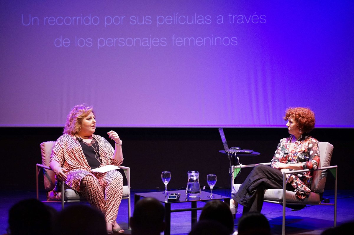 filmingranada's tweet photo. MASTER CLASS. En la clausura de #FilmingLab la cineasta Iciar Bollaín ha recorrido todas sus películas a través de los personajes femeninos. Un viaje apasionante desde "Hola, ¿estás sola?" (1995) hasta #Maixabel. Todo un lujo! 🎬✨#Granada #Granadaescenariodecine @CanalUGR https://t.co/V03BKt1ieI