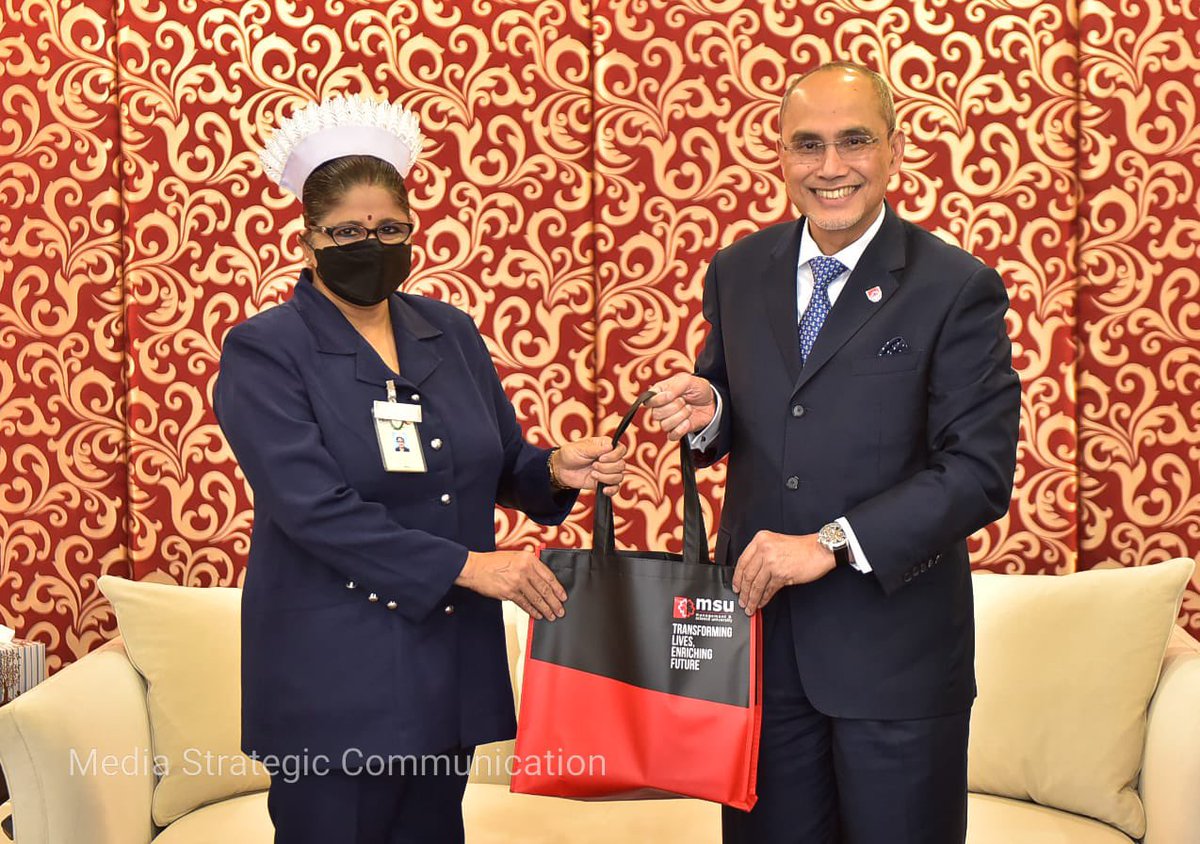 MohdShukriYajid's tweet photo. Pleased to meet Matron Anny Mary a/p S. Joseph @ Soosai, Dep Director, Nursing Division, Ministry of Health. She was speaking to #MSUrians on experiences and careers in healthcare, in conjunction with the International Nurses Day celebration at @MSUMalaysia @msumcmalaysia #FHLS https://t.co/I0iRJzfEpF