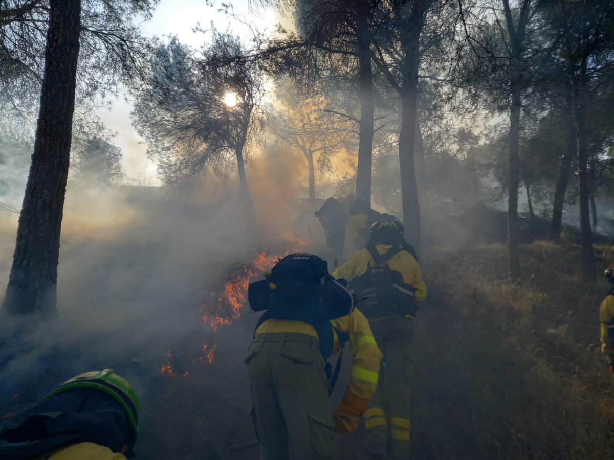 Plan_INFOCA's tweet photo. 🔴 Las extinción del #IFGranada fue muy complicada para los aéreos. La presencia de cables de alta tensión en la zona del incendio obligó a los pilotos a extremar la precaución. Por tierra no fue mejor, la orografía y el viento, grandes enemigos

Foto: Ramón Martín. @air_comment https://t.co/9uqn2UGjhU