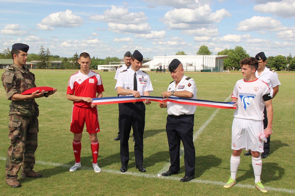 asnlofficiel's tweet image. Mercredi dernier, les U19 de l'#ASNL ont inauguré le terrain honneur de la base aérienne de Nancy-Ochey. 
👉 Les joueurs de Nicolas Florentin ont battu l'équipe de France de l'armée de l'air et de l'espace (2-1).
➡ Plus de photos sur bit.ly/3a6pZUm
