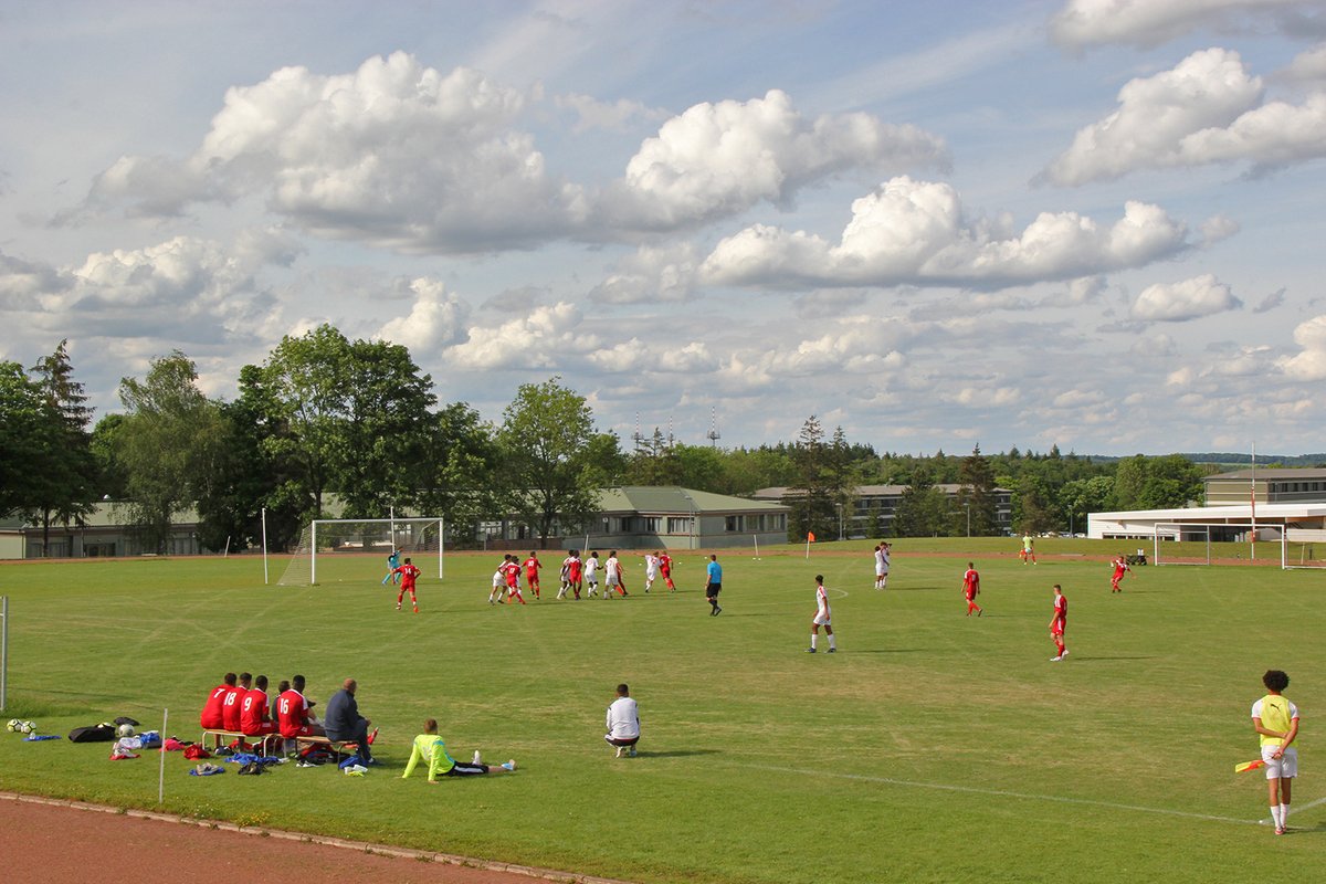 asnlofficiel's tweet image. Mercredi dernier, les U19 de l'#ASNL ont inauguré le terrain honneur de la base aérienne de Nancy-Ochey. 
👉 Les joueurs de Nicolas Florentin ont battu l'équipe de France de l'armée de l'air et de l'espace (2-1).
➡ Plus de photos sur bit.ly/3a6pZUm