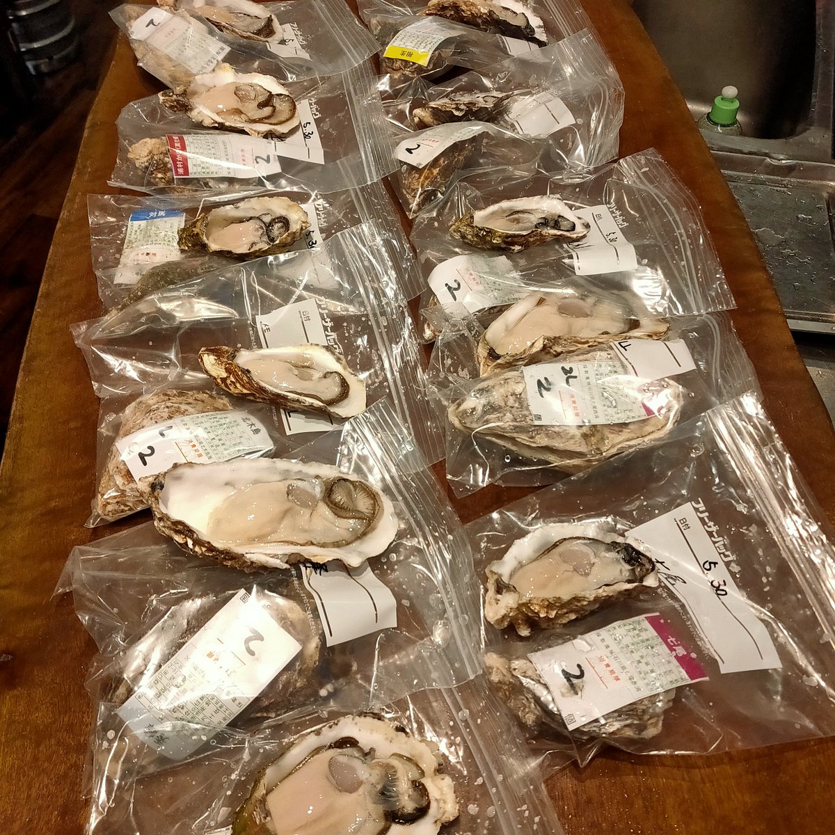 bridge_oyster's tweet photo. 本日は次に入れる牡蠣の試食など。
個人的には生牡蠣は2個で十分、、 https://t.co/JMnC1alCAU