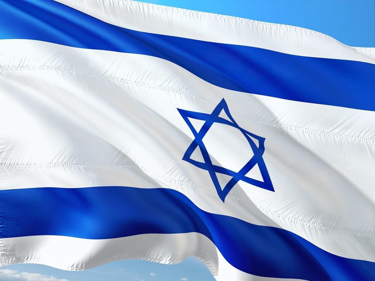 رموز العلم الإسرائيلي

تتصدر العلم نجمة داود سداسية الاضلاع. وفقًا لبعض التقاليد، فإن هذه