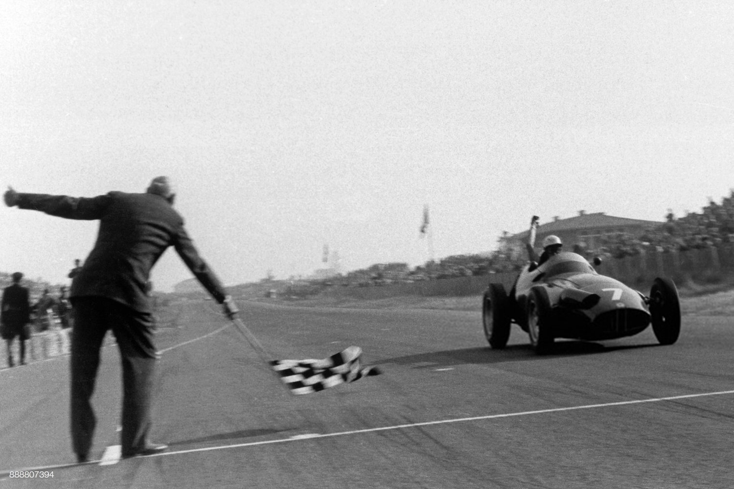 Andrew on Twitter: "63 years ago today, Jo Bonnier won the 1959 Dutch Grand Prix @ Zandvoort. Bernard Cahier's photo. https://t.co/cLXjMfFawb" / Twitter