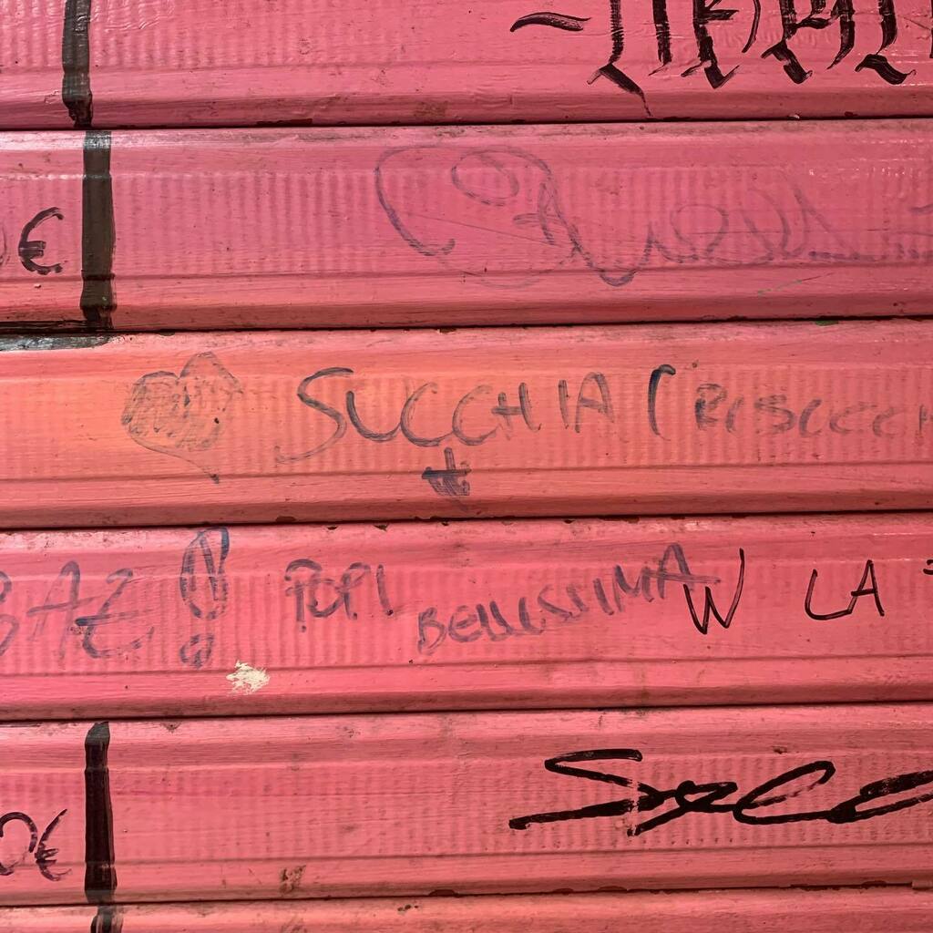 SUCA's tweet photo. SUCCHIA (Piazza Maggiore, Bologna) trovato da @alicedeferrari 

#suca #succhia #800A #suka https://t.co/y5VHTw0dOG https://t.co/BRVYJwlenY