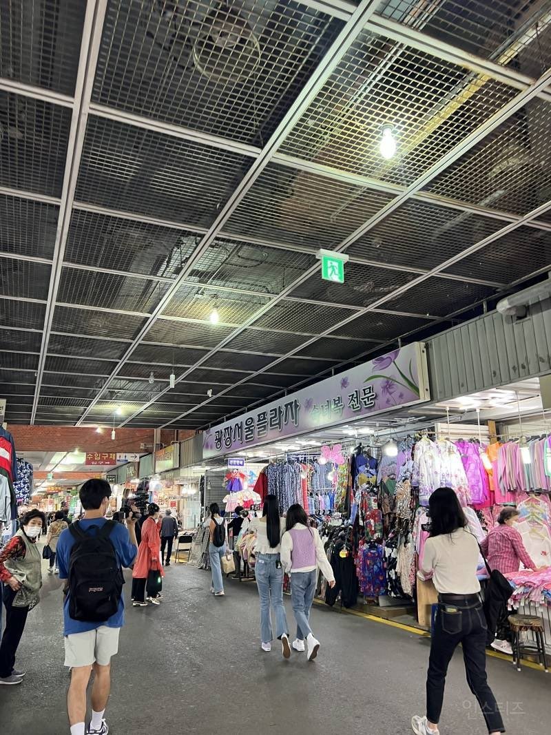 lapillusgallery's tweet photo. Chanty and shana spotted in Gwangjang market today 

ccto: nonakashanafan 

  #Lapillus  #라필루스  @offclLapillus https://t.co/aHLUtSG0ak