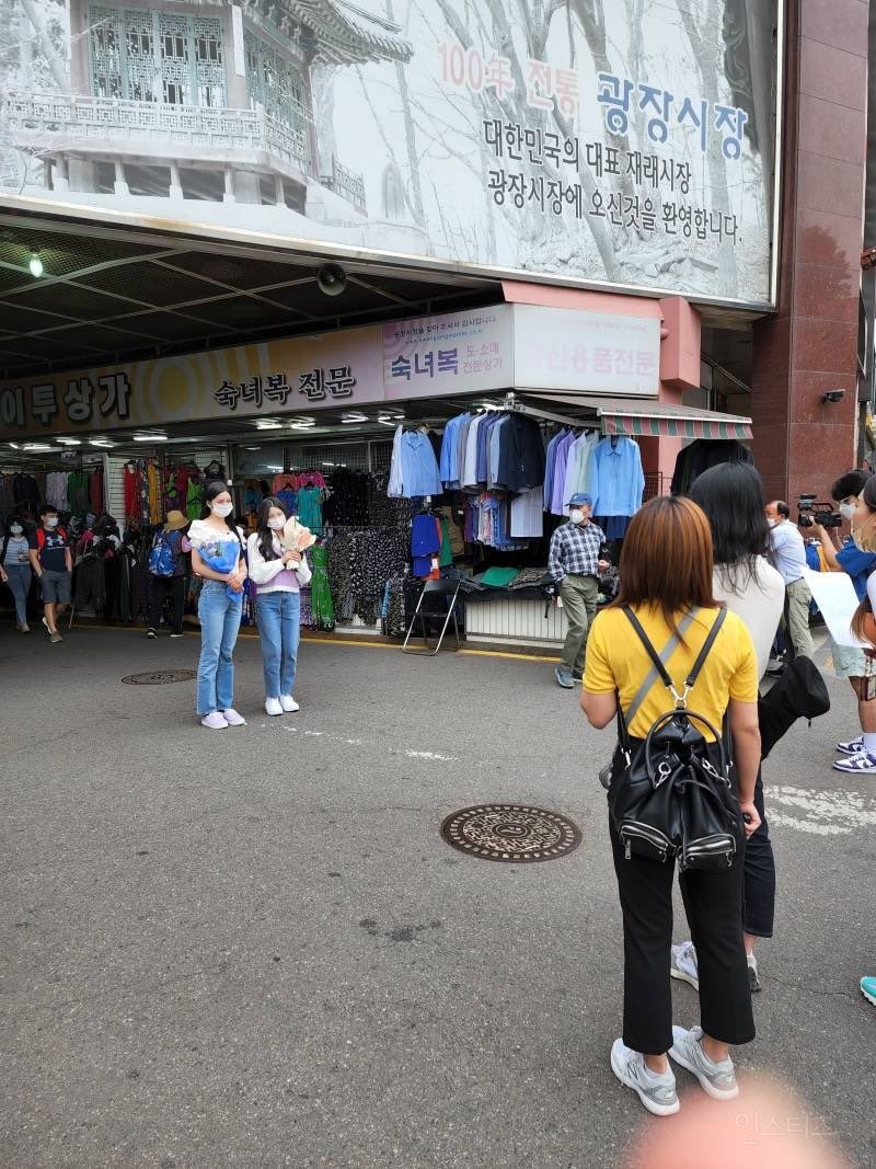 lapillusgallery's tweet photo. Chanty and shana spotted in Gwangjang market today 

ccto: nonakashanafan 

  #Lapillus  #라필루스  @offclLapillus https://t.co/aHLUtSG0ak
